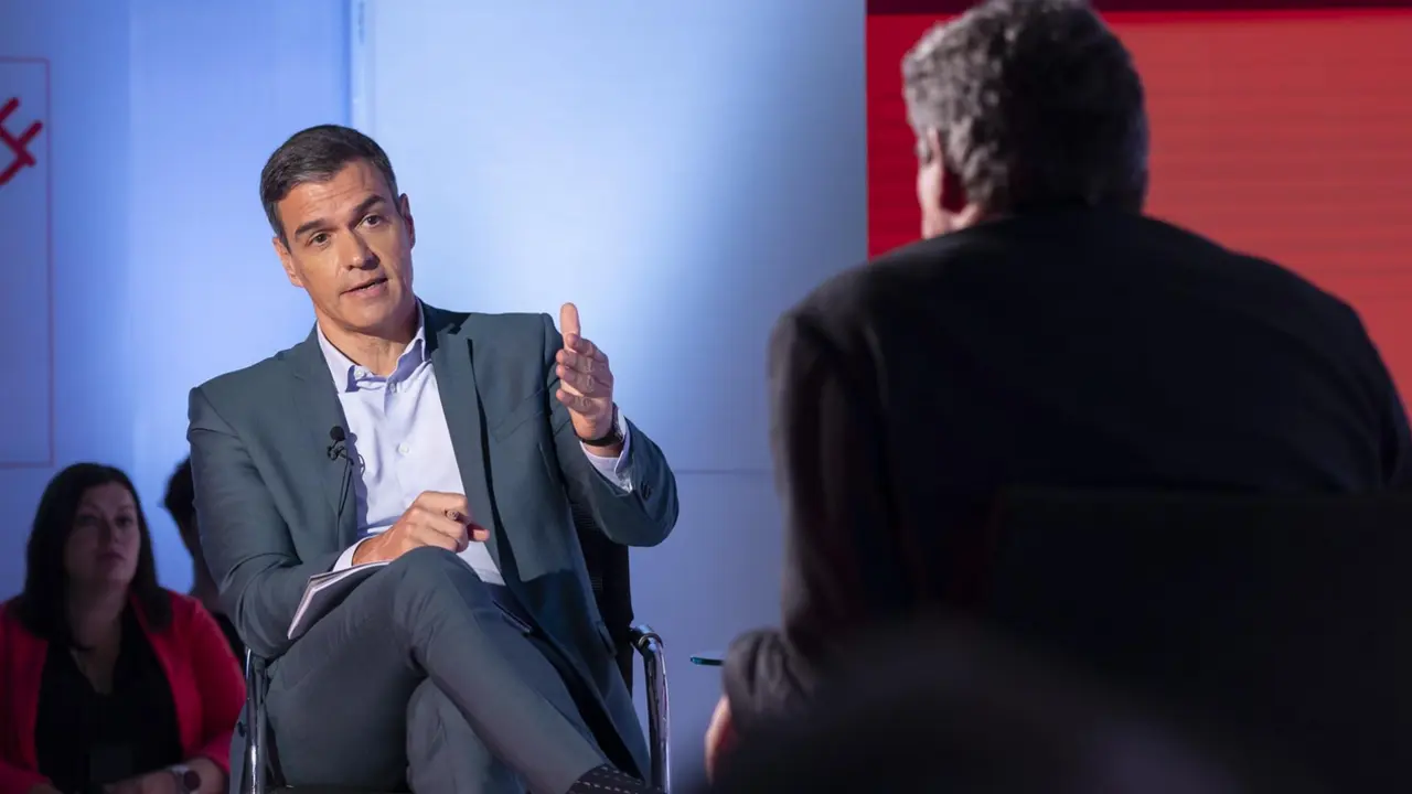  El presidente del Gobeirno y secretario general del PSOE, Pedro S&aacute;nchez, y el ministro de Inclusi&oacute;n, Seguridad Social y Migraciones, Jos&eacute; Luis Escriv&aacute;, en un acto sobre pensiones y empleo en Ferraz. - EVA ERCOLANESE 