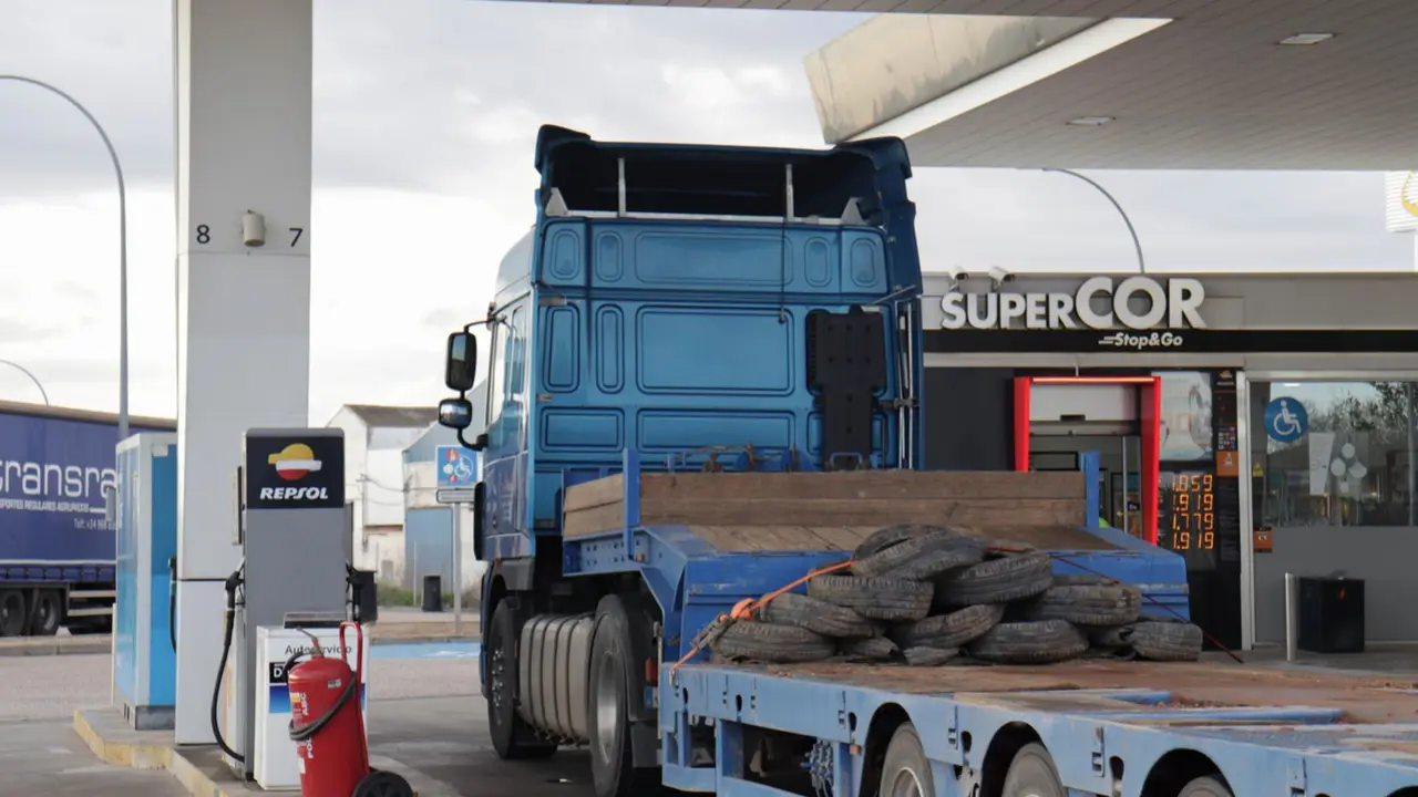  Archivo - Cami&oacute;n estacionado en una gasolinera - Ra&uacute;l Fraile - Europa Press - Archivo 