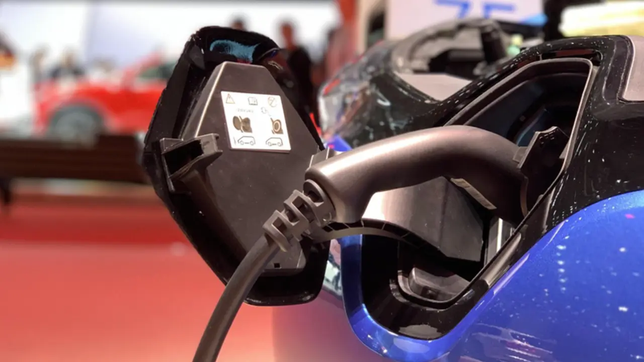  Archivo - Veh&iacute;culo el&eacute;ctrico cargando - EUROPA PRESS - Archivo 