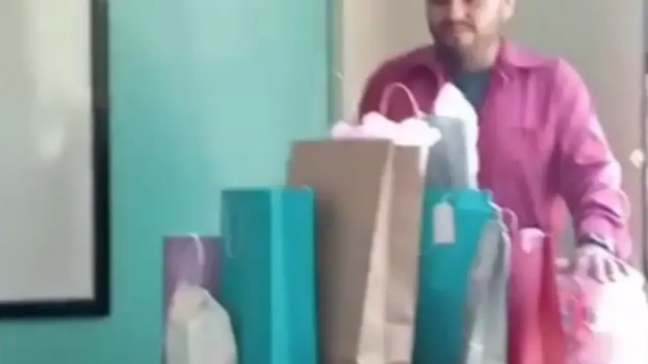  El emocionante gesto de unos alumnos con su profesor 