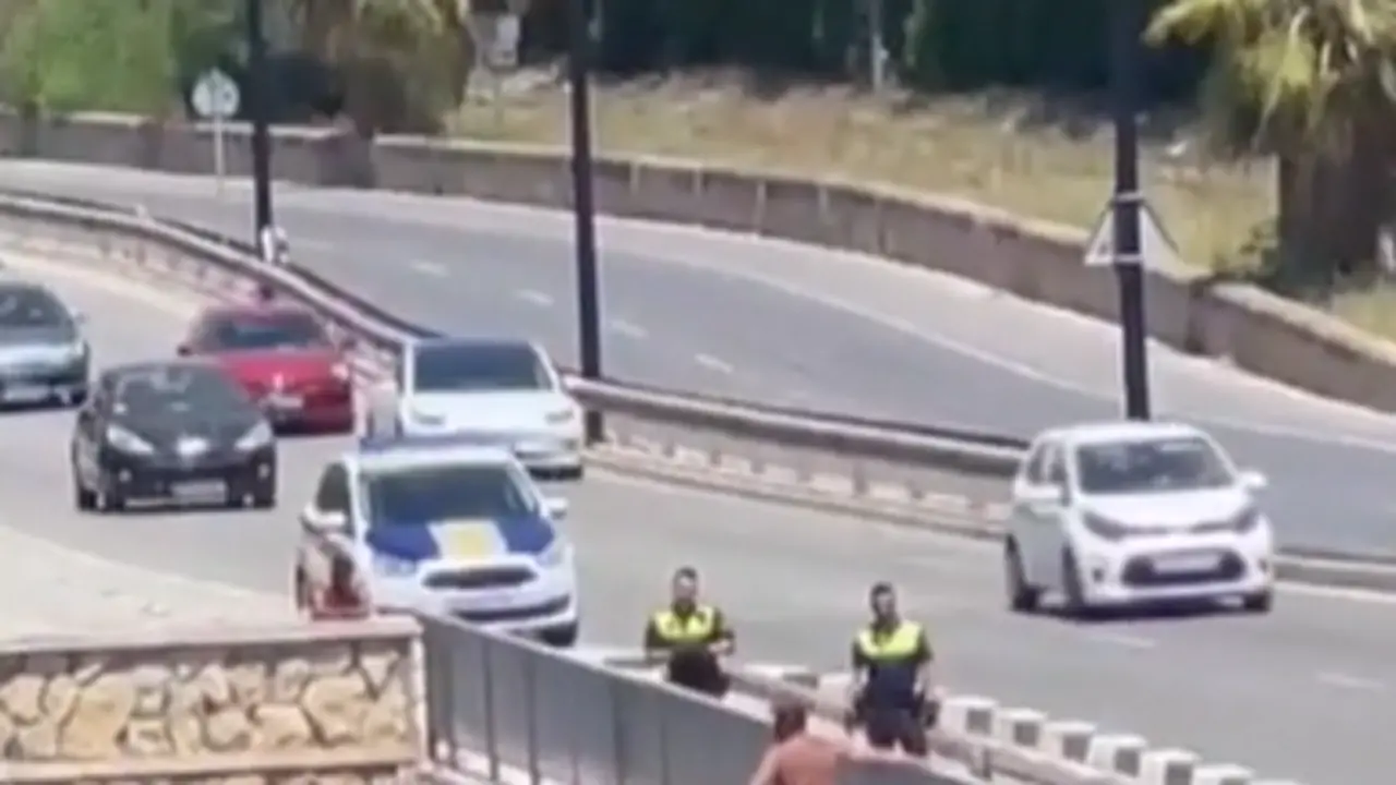  El hombre que se lanz&oacute; al puente y la polic&iacute;a local 