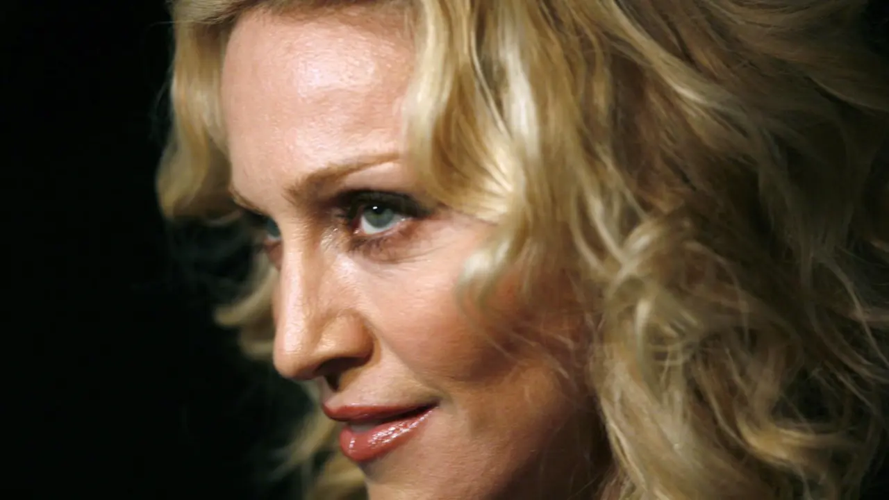  Archivo - FILED - 13 February 2008, Berlin: US pop star Madonna arrives to the premiere of her film "Filth and Wisdom". Madonna encouraged Prince Harry and his wife Meghan Markle to move to the United States. Photo: Jan Woitas/dpa - Jan Woitas/dpa - Archivo 