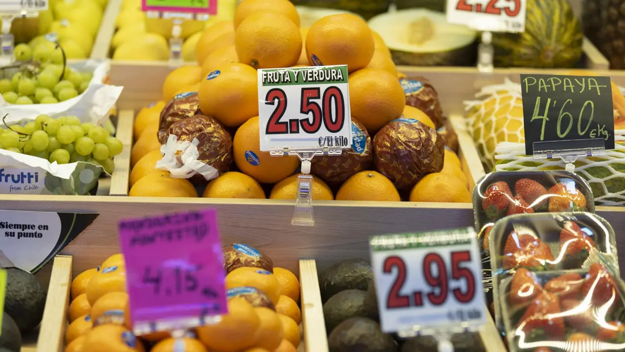  Archivo - Diferentes frutas en un puesto de un mercado - Eduardo Parra - Europa Press - Archivo 