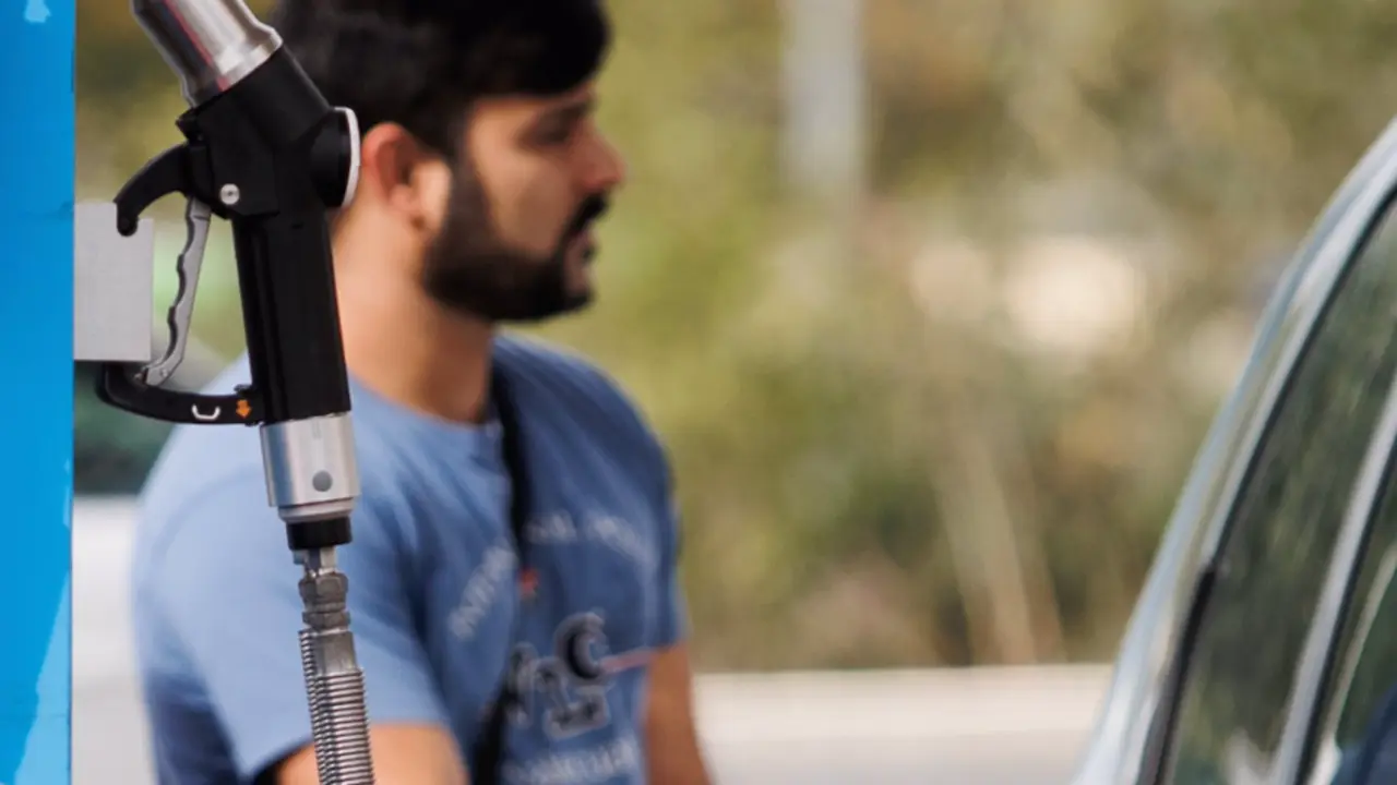  Archivo - Un hombre reposta carburante en una gasolinera - Alejandro Mart&iacute;nez V&eacute;lez - Europa Press - Archivo 