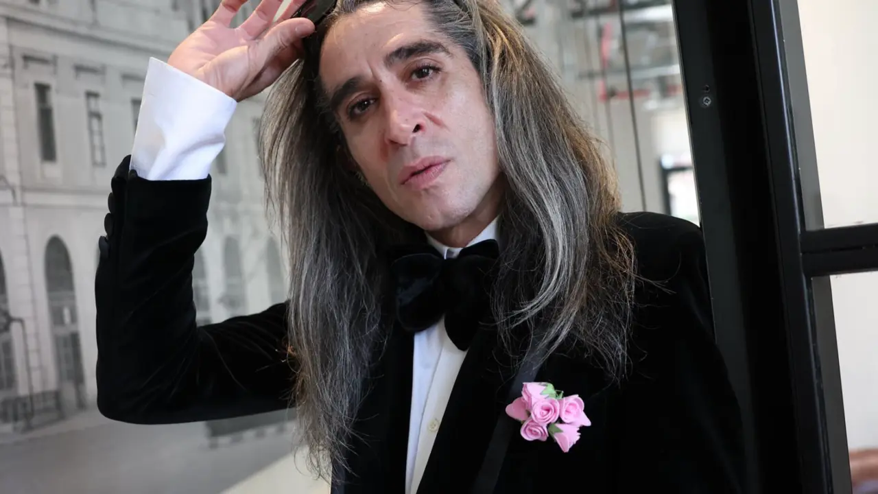  El cantante y humorista del grupo musical Nancys Rubias Mario Vaquerizo posa tras una entrevista para Europa Press, a 29 de junio de 2023, en Madrid (Espa&ntilde;a). - Isabel Infantes - Europa Press 