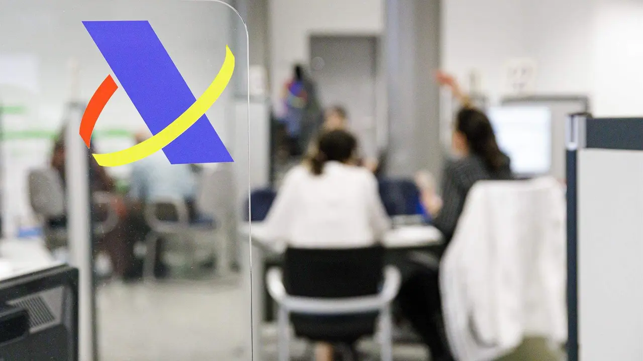  Varias personas son atendidas en la Agencia Tributaria 