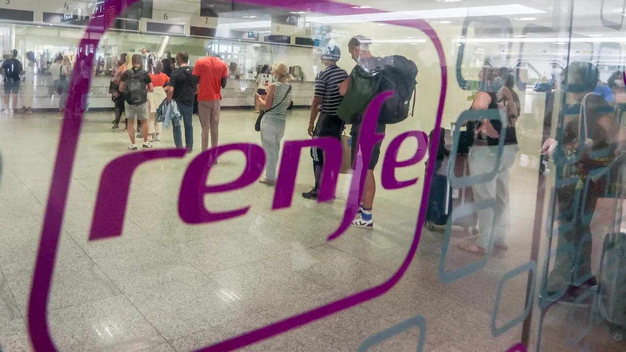  Pasajeros esperan para ser atendidos, en la estaci&oacute;n de Chamart&iacute;n 