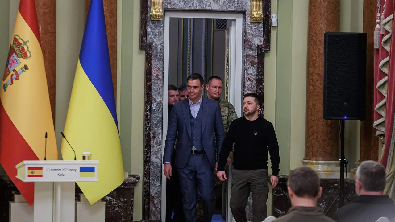  El presidente del Gobierno de Espa&ntilde;a, Pedro S&aacute;nchez (c), y el presidente de Ucrania, Volodimir Zelenski (1d) 