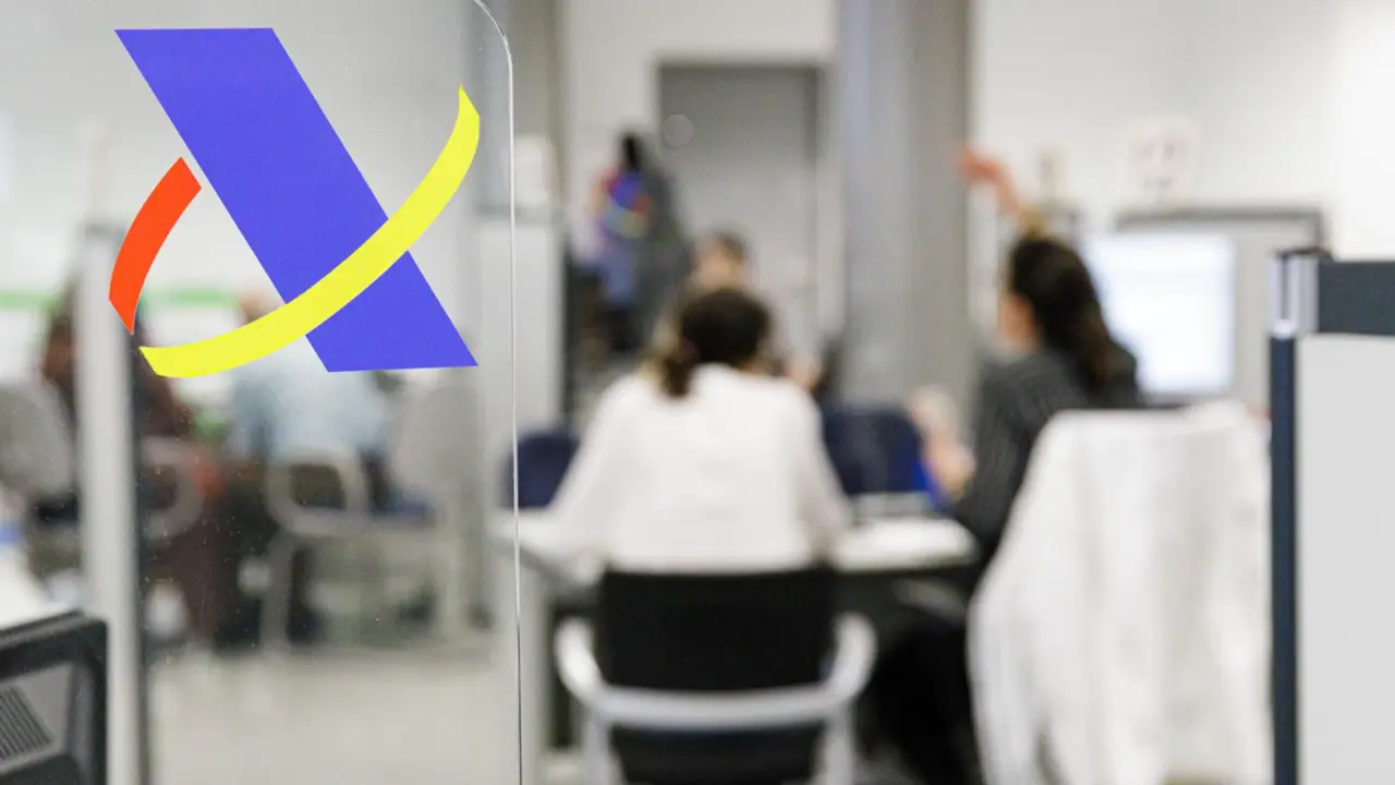  Archivo - Varias personas son atendidas en la Agencia Tributaria - Carlos Luj&aacute;n - Europa Press - Archivo 