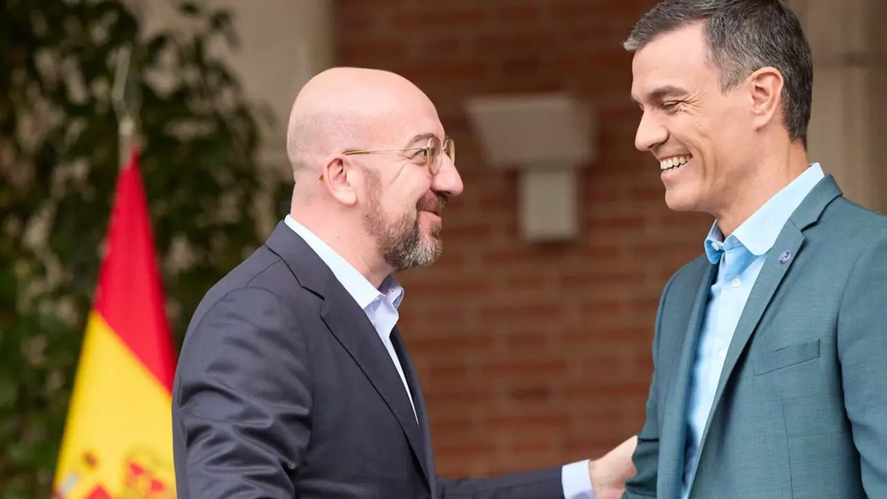  El presidente del Gobierno, Pedro S&aacute;nchez, recibe al presidente del Consejo Europeo, Charles Michel, en el Palacio de la Moncloa, a 2 de julio de 2023, en Madrid (Espa&ntilde;a). Pedro S&aacute;nchez y Charles Michel se han reunido esta tarde para hablar sobre las prio - Jes&uacute;s Hell&iacute;n - Europa Press 