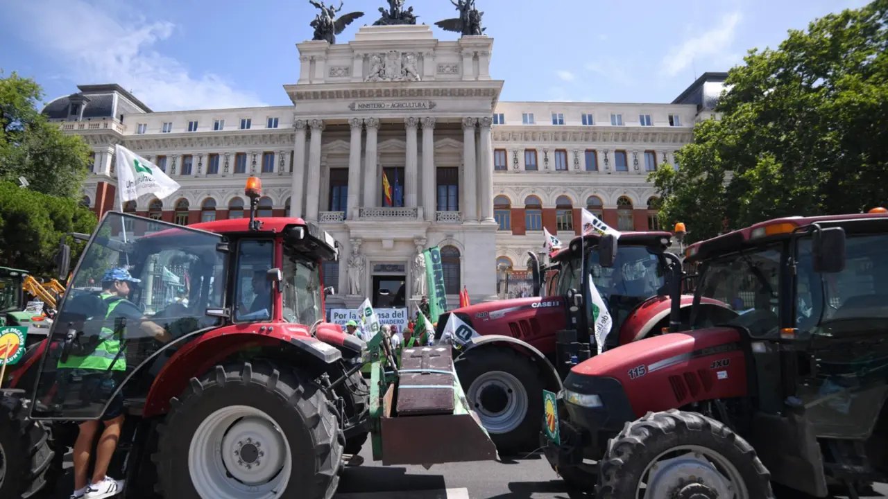  Tractores delante del Ministerio de Agricultura durante una tractorada convocada por la Uni&oacute;n de Uniones de Agricultores y Ganaderos, a 5 de julio de 2023, en Madrid (Espa&ntilde;a). La protesta se ha desarrollado con el fin de reclamar m&aacute;s ayudas y celeridad en - Fernando S&aacute;nchez - Europa Press 