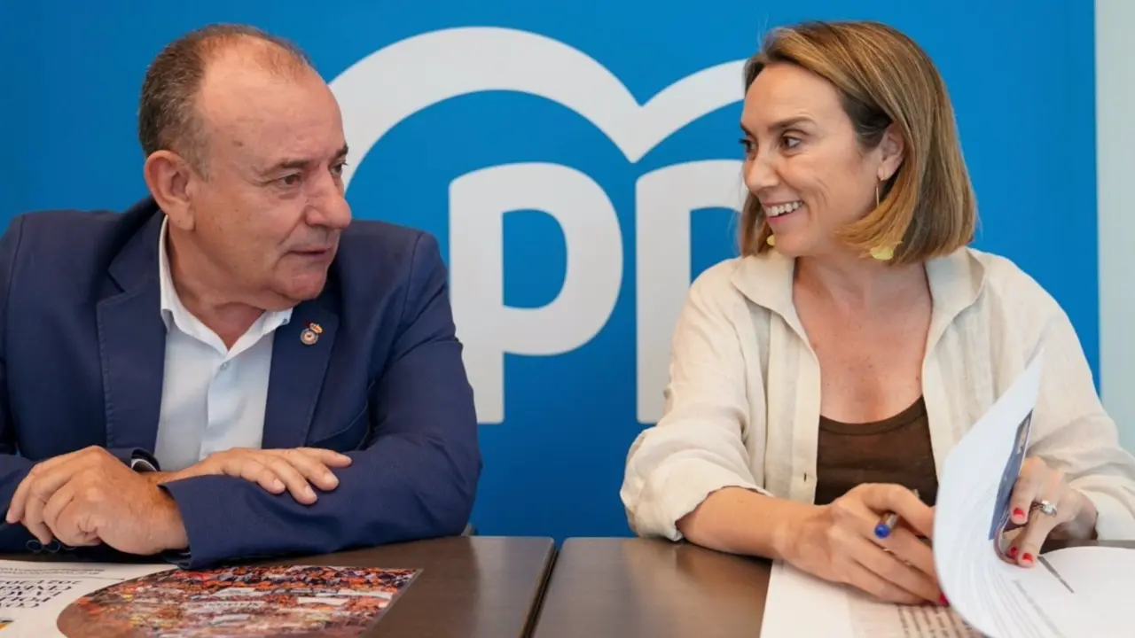 La secretaria general del PP, Cuca Gamarra, y el presidente de la RFEC, Manuel Gallardo, en la firma del 'Compromiso Pol&iacute;tico con la Actividad Cineg&eacute;tica 2023-27' que promueven los cazadores. - REAL FEDERACI&Oacute;N ESPA&Ntilde;OLA DE CAZA 