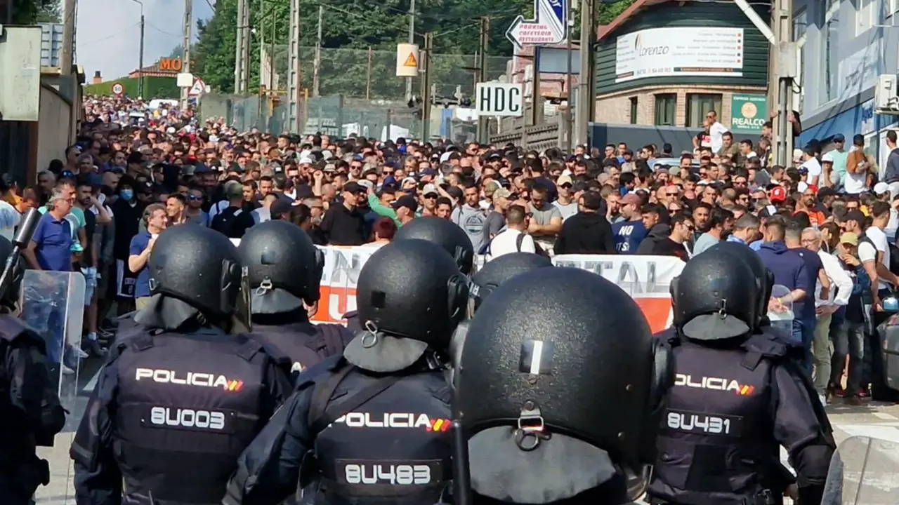  Agentes de Polic&iacute;a 'antidisturbios' en una manifestaci&oacute;n de trabajadores en Vigo&nbsp;- Javier V&aacute;zquez - Europa Press 