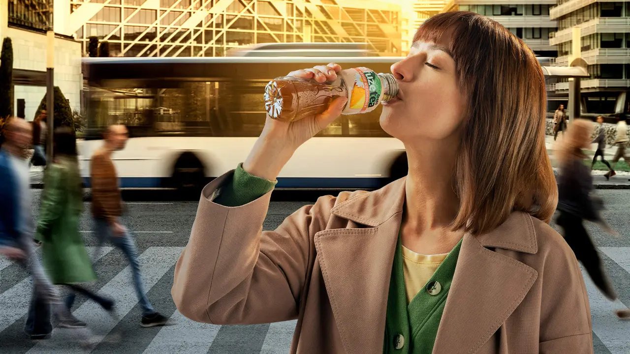  Chica bebiendo t&eacute;. 