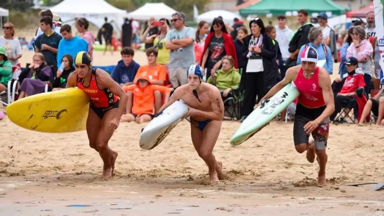  Un instante de la prueba de Carrera con tabla de salvamento de la edici&oacute;n del a&ntilde;o pasado, celebrada en la playa de Ori&ntilde;on, en Castro Urdiales (Cantabria). Autor: Javier S&aacute;nchez-RFESS 