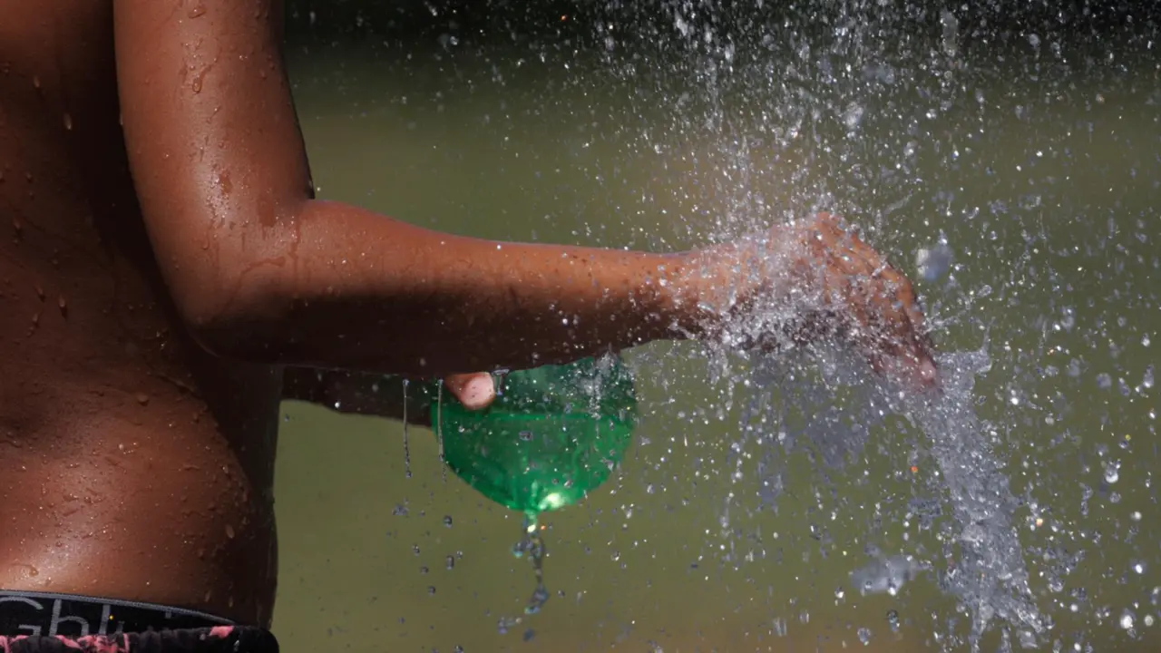  Un chico se refresca en Madrid - Eduardo Parra - Europa Press 