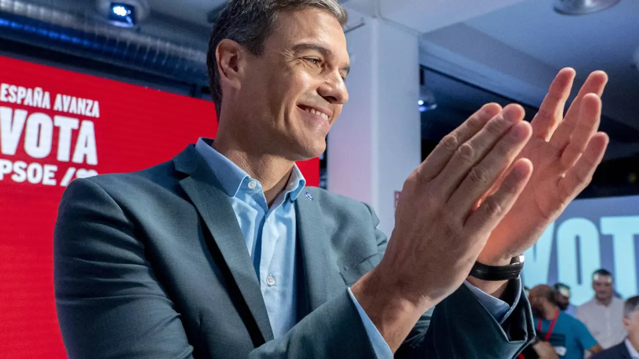  El secretario general del PSOE y presidente del Gobierno, Pedro S&aacute;nchez, aplaude a su llegada a la presentaci&oacute;n del programa electoral del PSOE para las elecciones generales en Madrid<br>El secretario general del PSOE y presidente del Gobierno, Pedro S&aacute;nchez, aplaude a su llegada a la presentaci&oacute;n del programa electoral del PSOE para las elecciones generales en Madrid - Alberto Ortega - Europa Press 