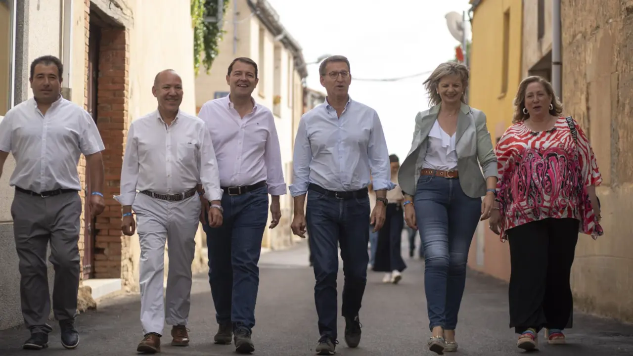  El presidente del Partido Popular y candidato a la Presidencia del Gobierno, Alberto N&uacute;&ntilde;ez Feij&oacute;o (c), el presidente de la Junta, Alfonso Fern&aacute;ndez Ma&ntilde;ueco (3i), la portavoz de Sanidad del PP, Elvira Velasco (2d), el presidente del PP de Zamora, Jos&eacute; Mar&iacute; - Emilio Fraile - Europa Press 