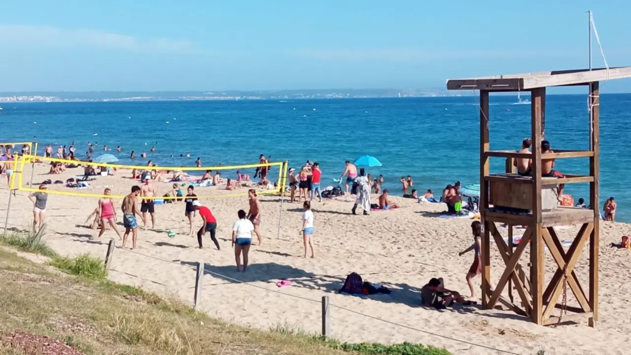  Archivo - Ba&ntilde;istas en una playa de Palma en un d&iacute;a soleado. - EUROPA PRESS - Archivo 
