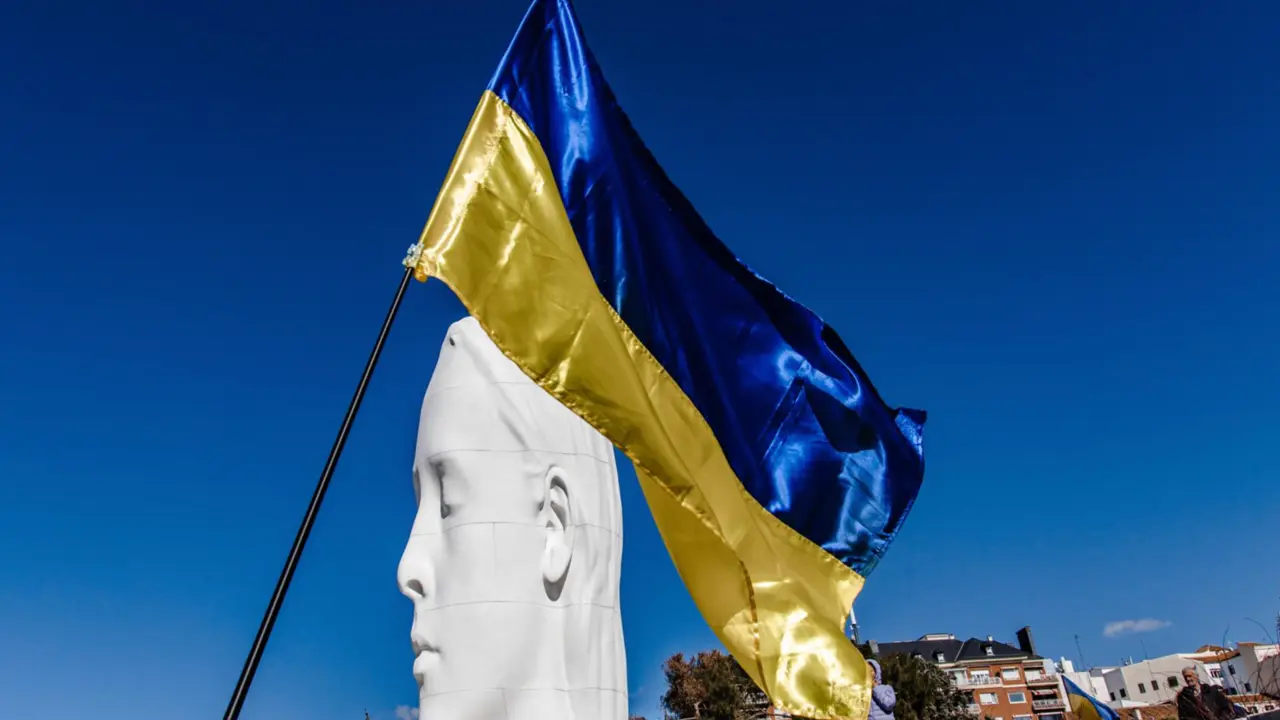  Archivo - Una bandera de Ucrania junto a la escultura 'Julia' de Jaume Plensa en una concentraci&oacute;n para pedir el fin de la guerra en Ucrania, en la Plaza de Col&oacute;n, a 26 de febrero de 2023, en Madrid, (Espa&ntilde;a). - Carlos Luj&aacute;n - Europa Press - Archivo 
