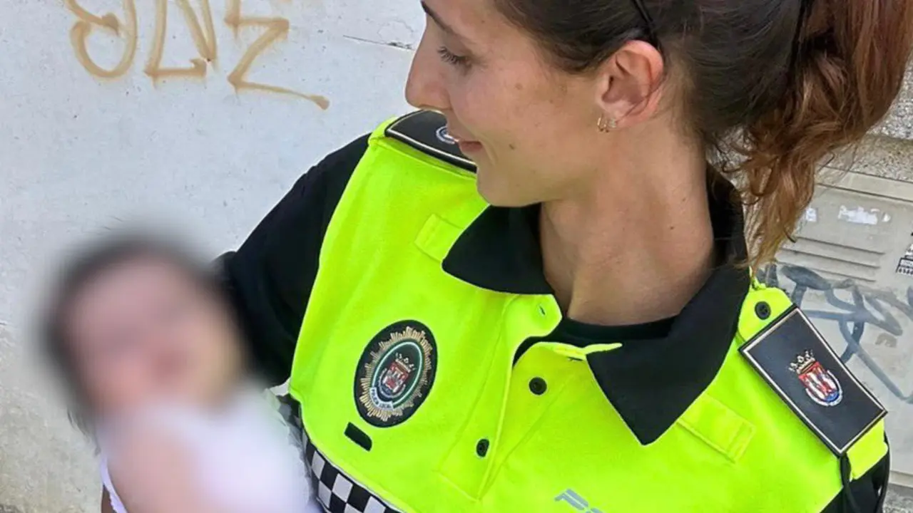  Agente de la polic&iacute;a con la beb&eacute; rescatada 