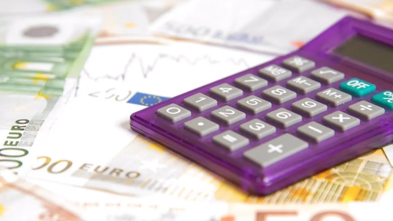  Dinero y calculadora. Archivo 