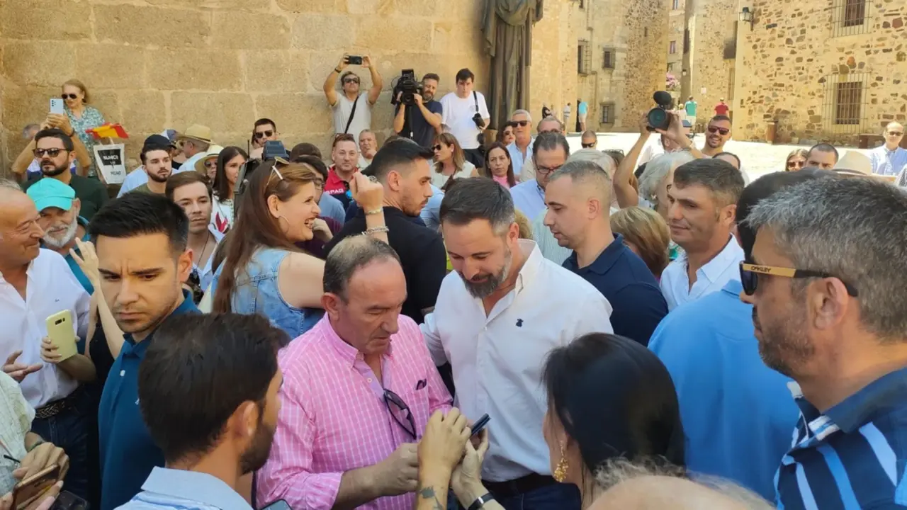  El l&iacute;der de Vox, Santiago Abascal, saluda a simpatizantes en C&aacute;ceres - EUROPA PRESS 