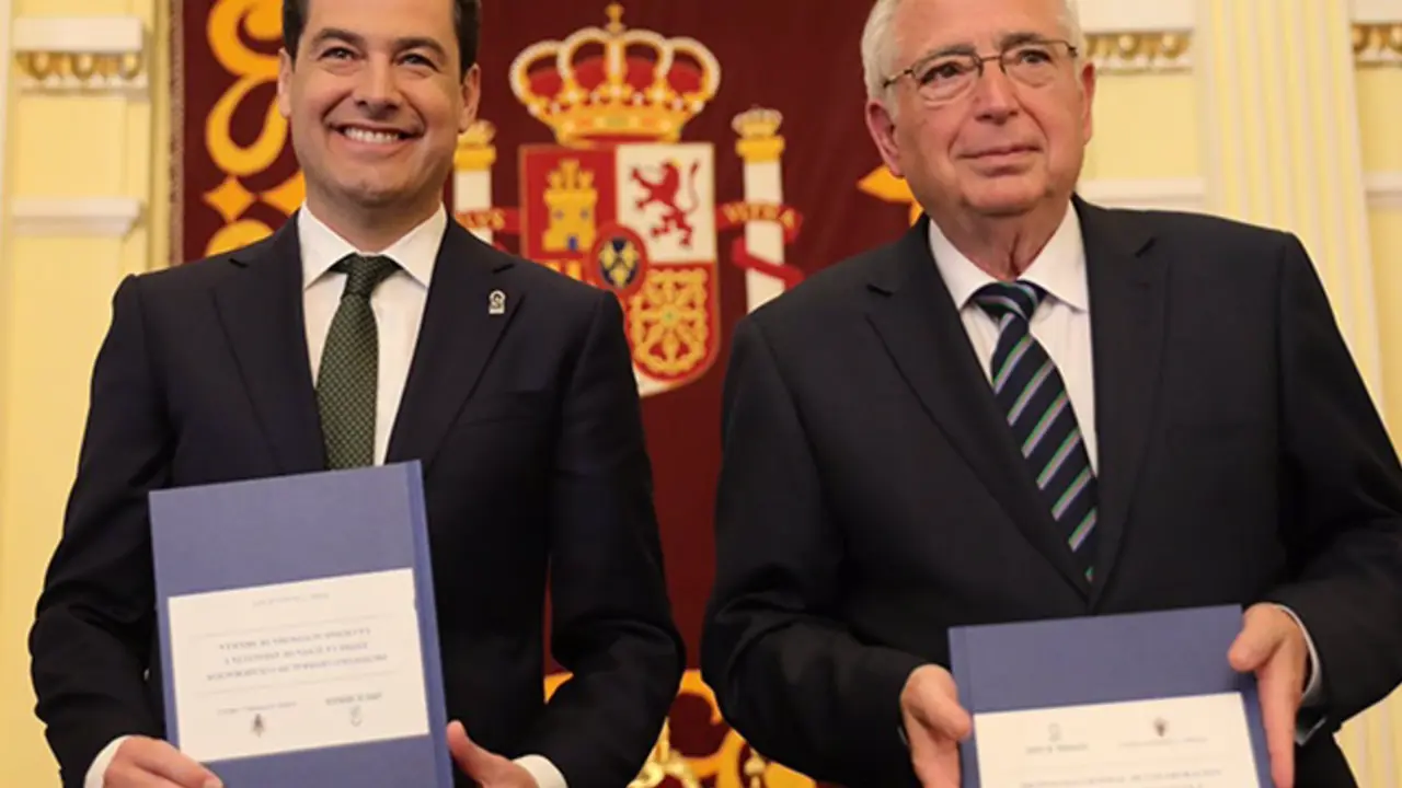  Archivo - El presidente de Melilla, Juan Jos&eacute; Imbroda, y el presidente de la Junta de Andaluc&iacute;a, Juanma Moreno, en la firma del convenio de colaboraci&oacute;n en 2019 - GOBIERNO MELILLA - Archivo 
