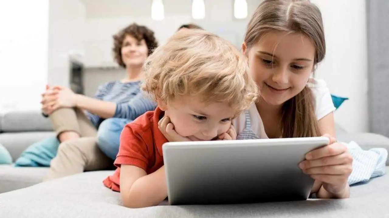  Hermanos con una tablet. Qustodio 