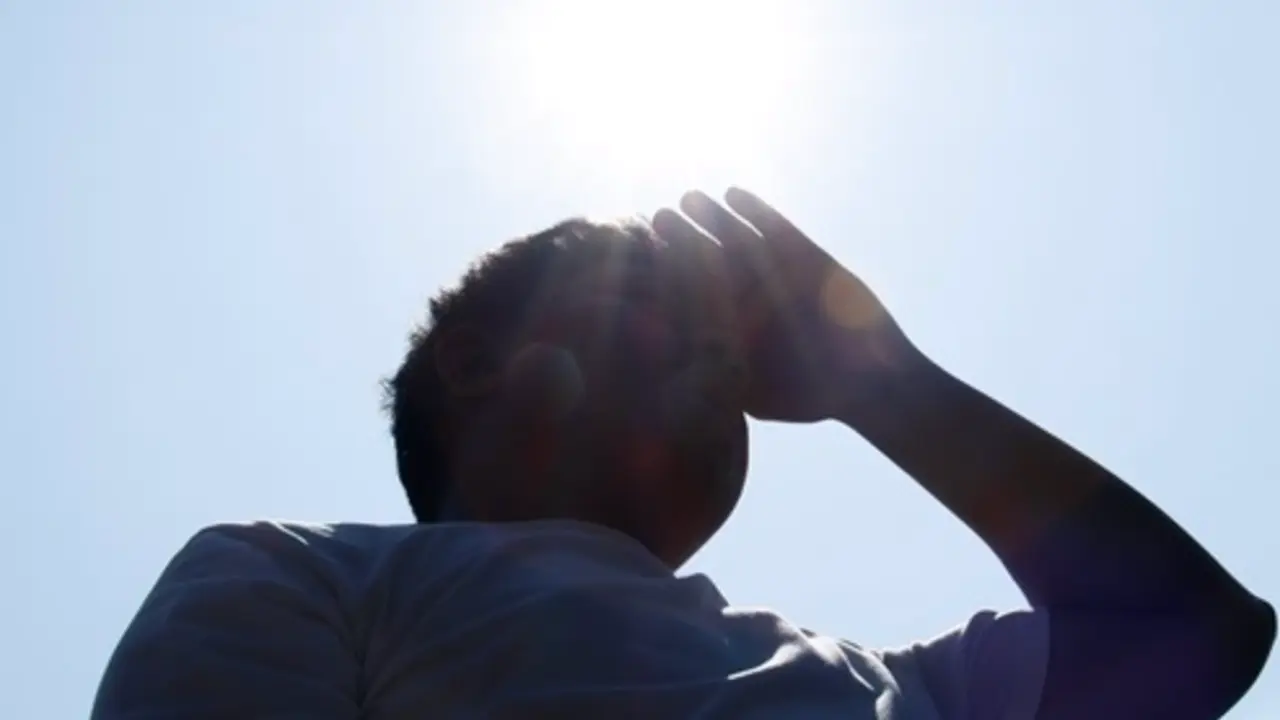  Archivo - Young man and heat stroke. Young man and heat stroke. - PRAEWBLACKWHILE - Archivo 