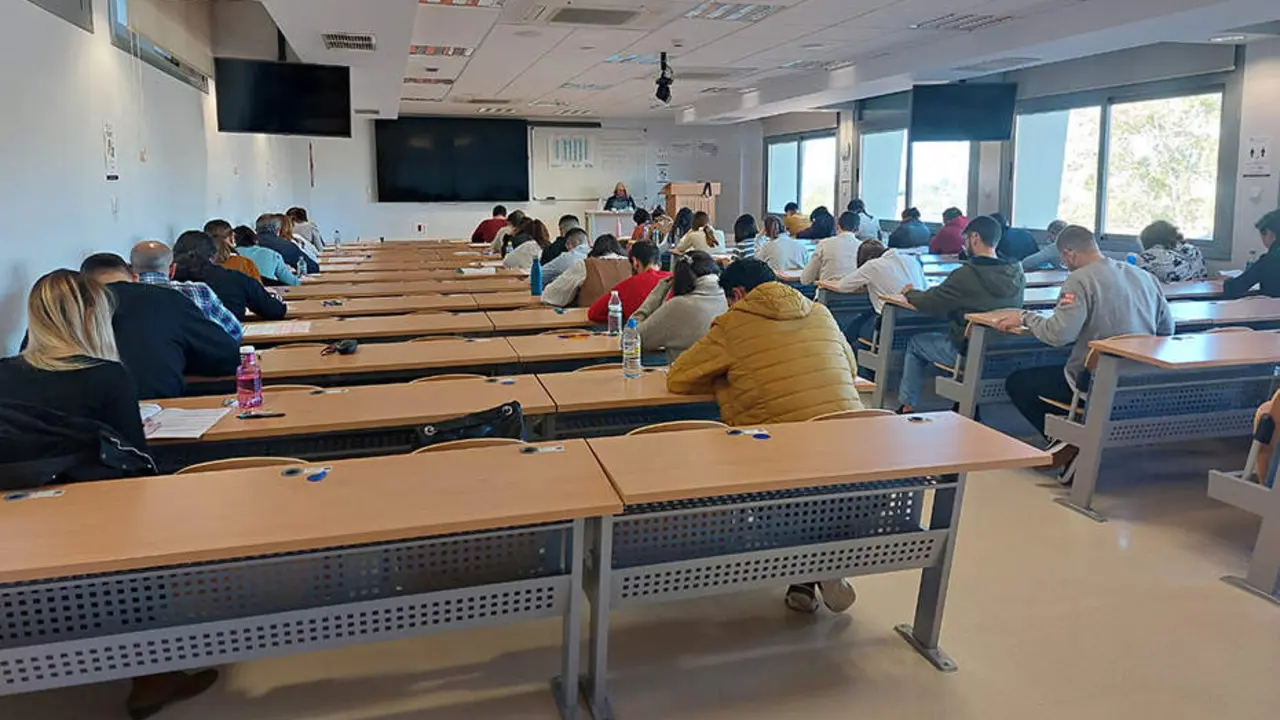  Aspirantes a ingresar en la Administraci&oacute;n judicial de Andaluc&iacute;a, durante la realizaci&oacute;n de su prueba escrita 