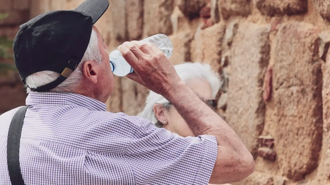  Archivo - Un hombre mayor bebe agua de una botella en un d&iacute;a de intenso calor. - AYUNTAMIENTO DE M&Eacute;RIDA - Archivo 