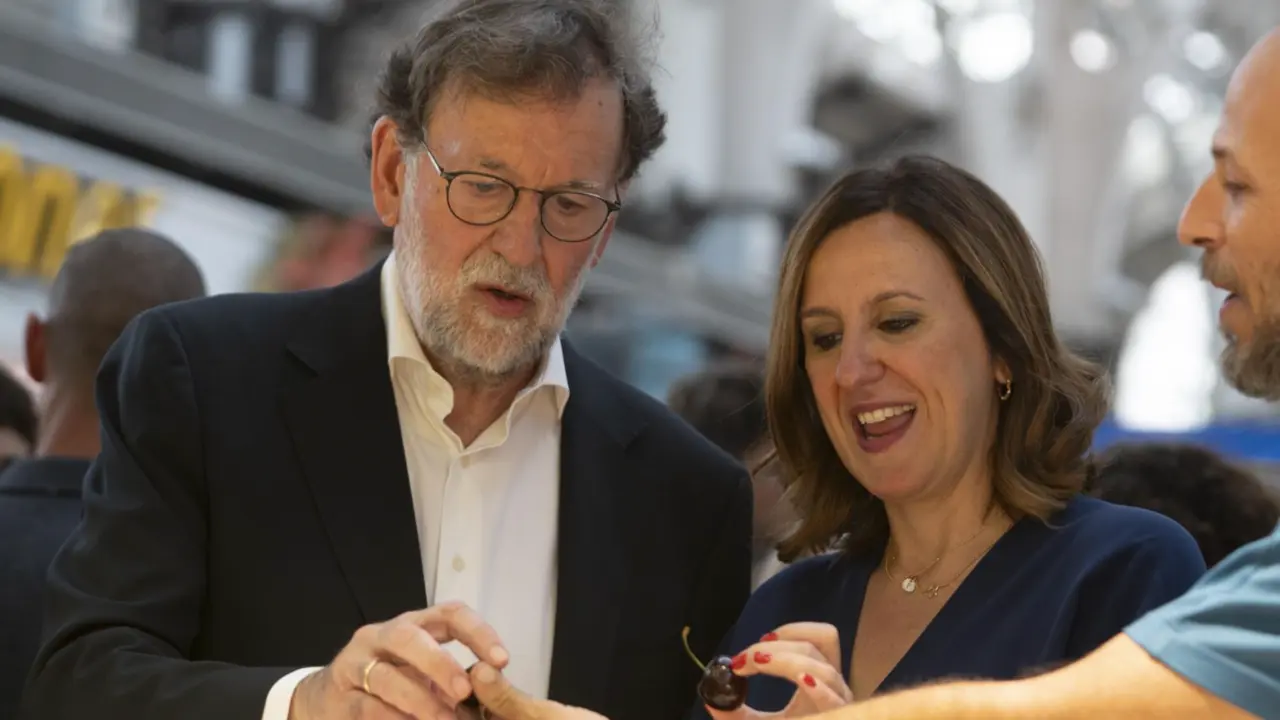  El expresidente del Gobierno y del PP Mariano Rajoy junto a la alcaldesa de Val&egrave;ncia, Mar&iacute;a Jos&eacute; Catal&aacute;, durante su visita al Mercado Central. - JORGE GIL- EUROPA PRESS 
