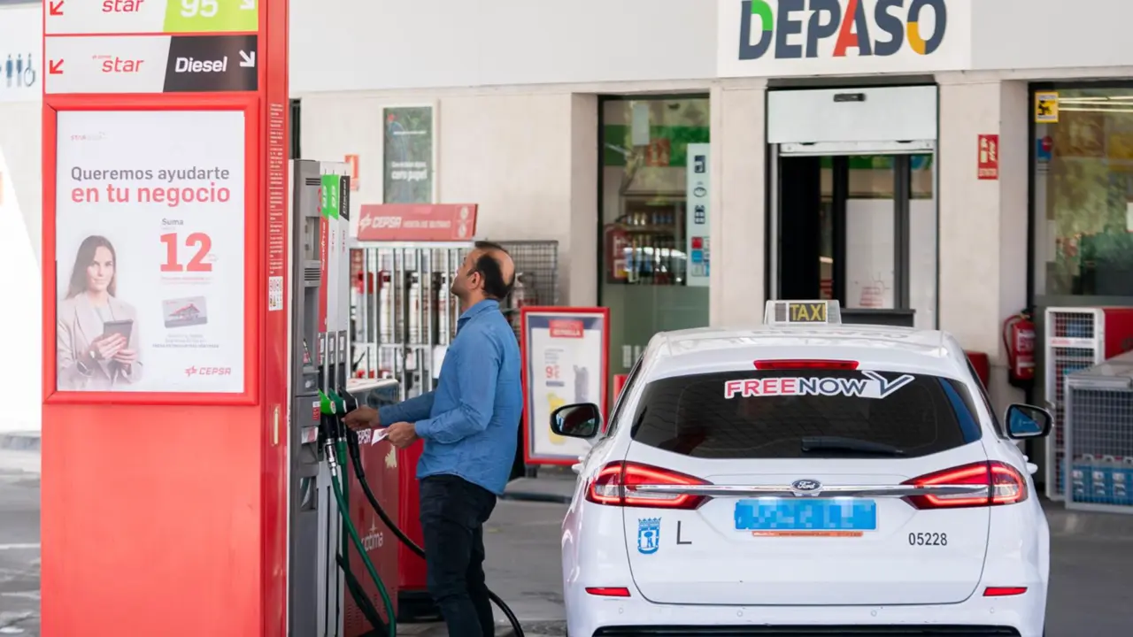  Archivo - Una persona reposta en una gasolinera CEPSA de Avenida de Portugal en M&oacute;stoles, a 5 de abril de 2023, en Madrid (Espa&ntilde;a). - A. P&eacute;rez Meca - Europa Press - Archivo 