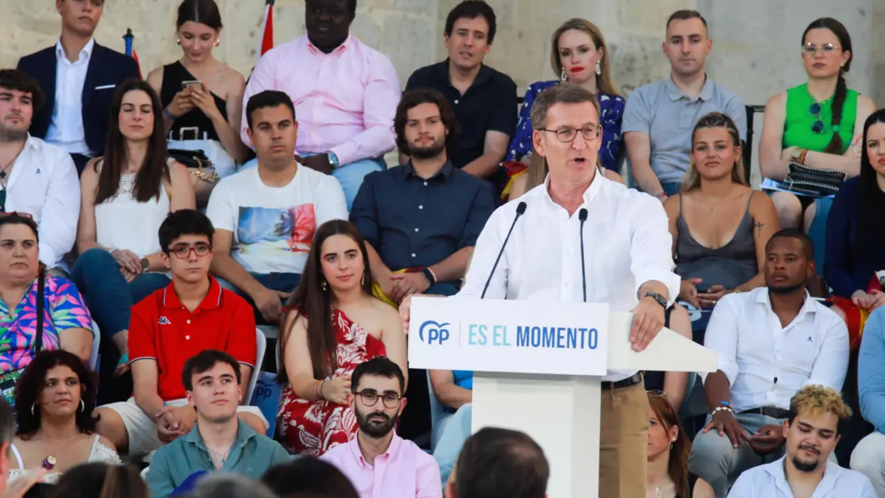  El presidente del PP, Alberto N&uacute;&ntilde;ez Feij&oacute;o, durante un acto de campa&ntilde;a del PP, en la plaza de Santa Mar&iacute;a, a 13 de julio de 2023, en Burgos, Castilla y Le&oacute;n (Espa&ntilde;a). Este acto del PP se realiza de cara a las pr&oacute;ximas elecciones generales del 23 de julio. - Tom&aacute;s Alonso - Europa Press 