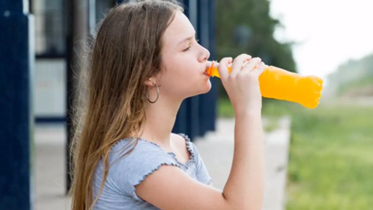  Archivo - Adolescente bebiendo bebida energ&eacute;tica, refresco - HOSPITAL VITHAS NISA 9 DE OCTUBRE - Archivo 