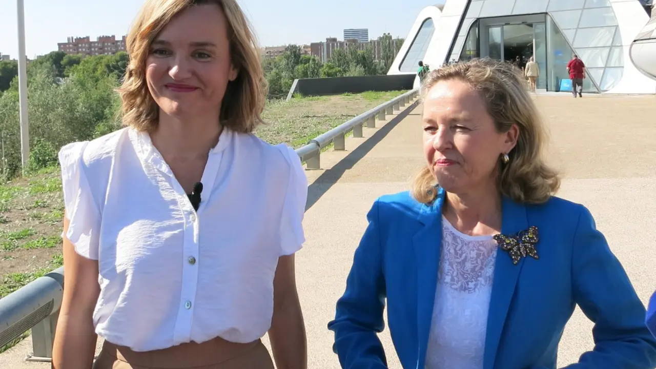  La candidata socialista al Congreso por Zaragoza, ministra de Educaci&oacute;n y portavoz del PSOE, Pilar Alegr&iacute;a, y la vicepresidenta primera y ministra de Asuntos Econ&oacute;micos y Transformaci&oacute;n Digital, Nadia Calvi&ntilde;o, antes de visitar el espacio Mobility City. - EUROPA PRESS 