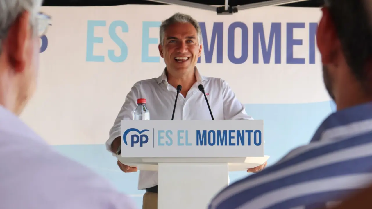  El coordinador general del PP y candidato de la formaci&oacute;n por M&aacute;laga al Congreso, El&iacute;as Bendodo, en un acto en Manilva. - PP M&Aacute;LAGA 