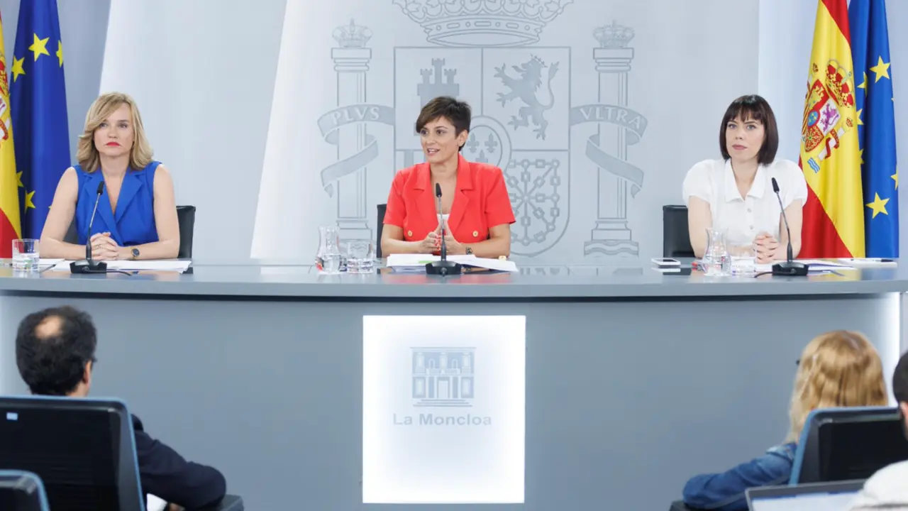 (I-D) La ministra de Educaci&oacute;n y Formaci&oacute;n Profesional, Pilar Alegr&iacute;a; la ministra de Pol&iacute;tica Territorial y portavoz del Gobierno, Isabel Rodr&iacute;guez y la ministra de Ciencia e Innovaci&oacute;n, Diana Morant, a su llegada a una rueda de prensa posterior a la reu - Eduardo Parra - Europa Press 