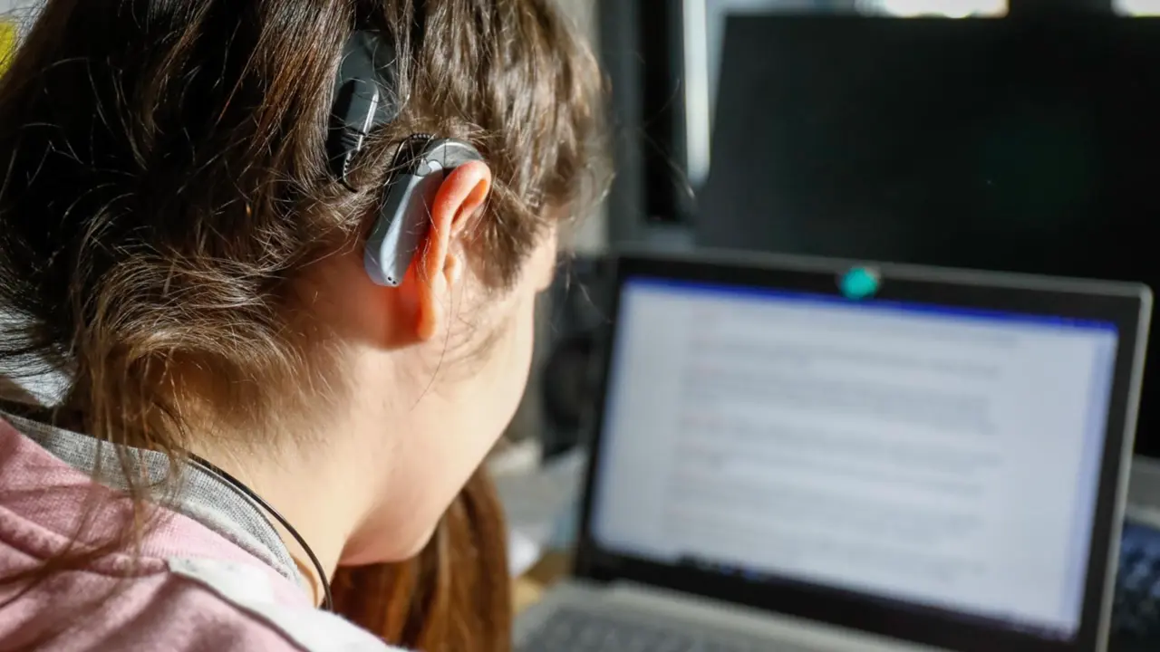  Archivo - Una joven con sordera. - &Oacute;scar J.Barroso - Europa Press - Archivo 