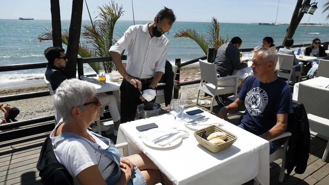  Malague&ntilde;os y visitantes disfrutan de las playas y los chiringuitos en la imagen la playa de la Malagueta 
