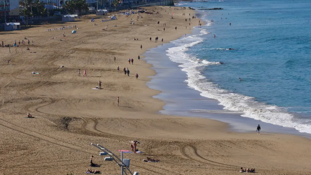  Ambiente en la Playa de las Canteras el d&iacute;a del comienzo del invierno, en Las Palmas de Gran Canaria, Canarias (Espa&ntilde;a). 