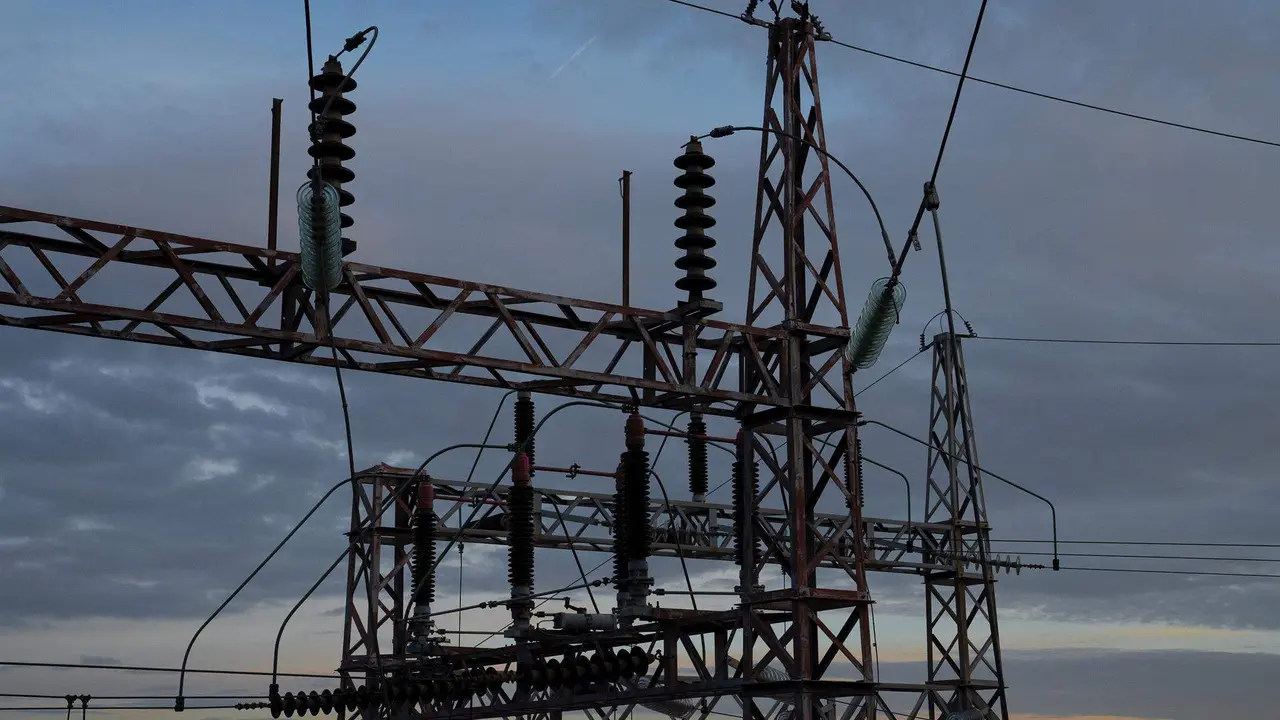  Tendido el&eacute;ctrico, a 31 de diciembre de 2022, en Barcelona, Catalu&ntilde;a (Espa&ntilde;a) 