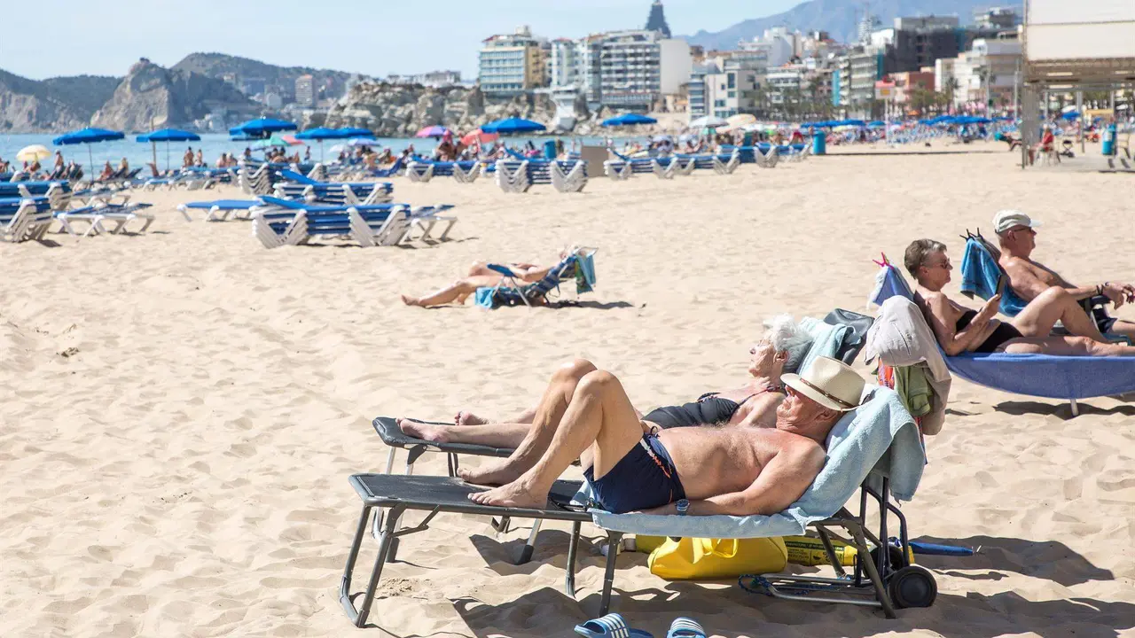  Numerosas personas toman el sol en la playa de Poniente, a 11 de marzo de 2023, en Benidorm 