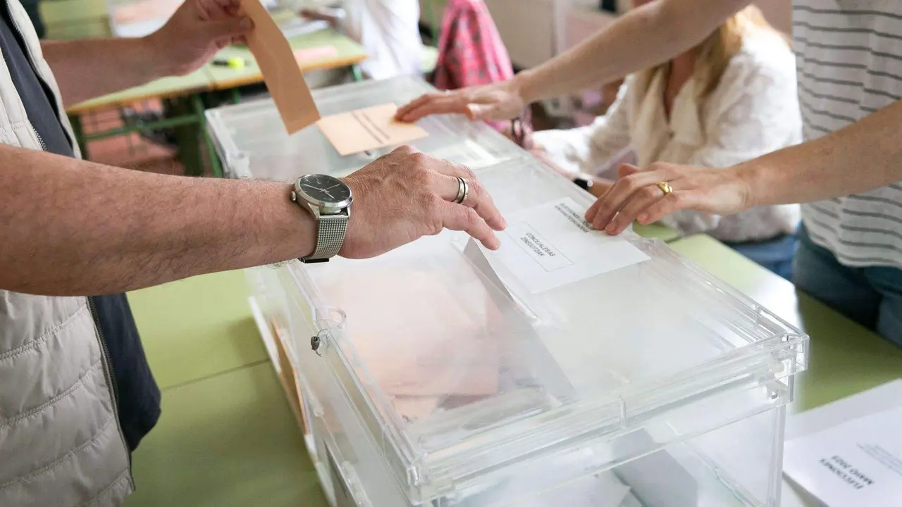  Un ciudadano deposita su voto en una urna electoral 
