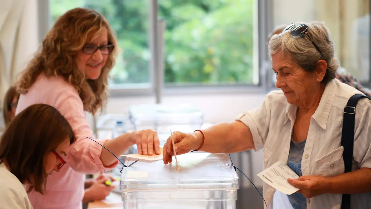  Una persona ejerce su derecho al voto, a 28 de mayo de 2023, en Palma, Mallorca, Baleares 
