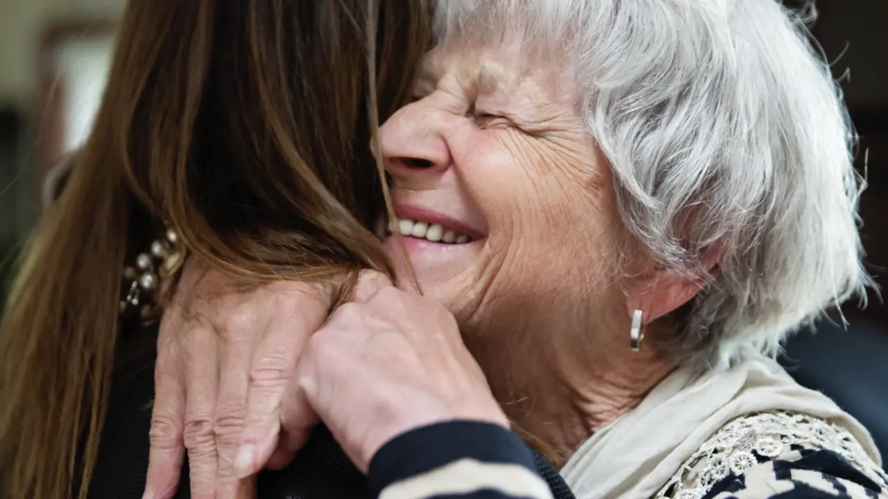  Archivo - Una abuela abraza a su nieta. - FUNDACI&Oacute;N ORANGE - Archivo 