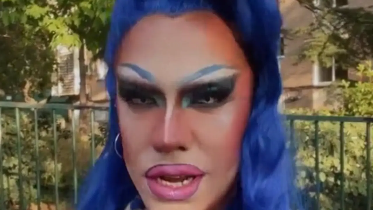  Una 'drag queen' forma parte de una de las mesas electorales - ICONYX 