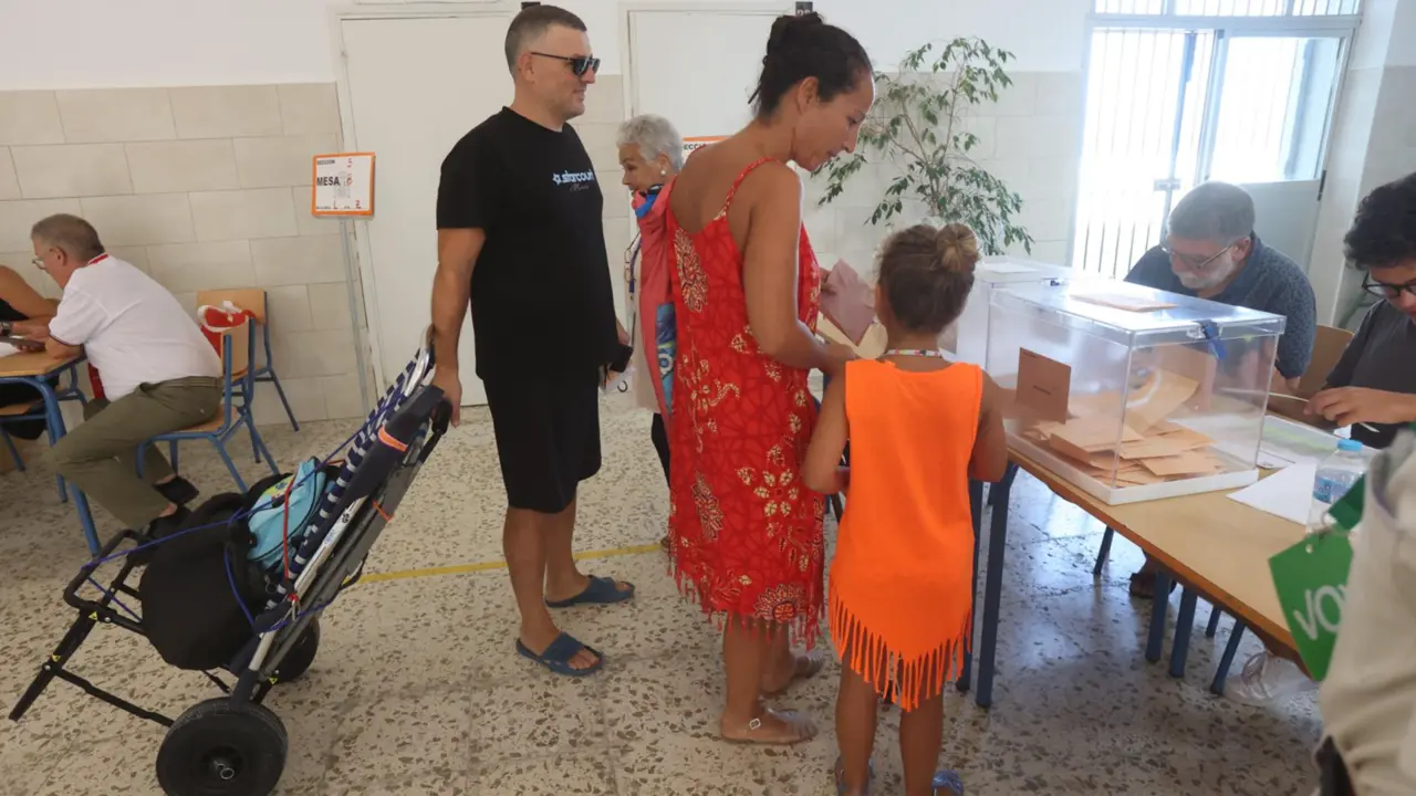  Varias personas con ropa de ba&ntilde;o y utensilios de playa ejercen su derecho a voto durante las elecciones generales, en el Colegio La Caleta, a 23 de julio de 2023, en C&aacute;diz (Andaluc&iacute;a, Espa&ntilde;a). - Nacho Frade - Europa Press 