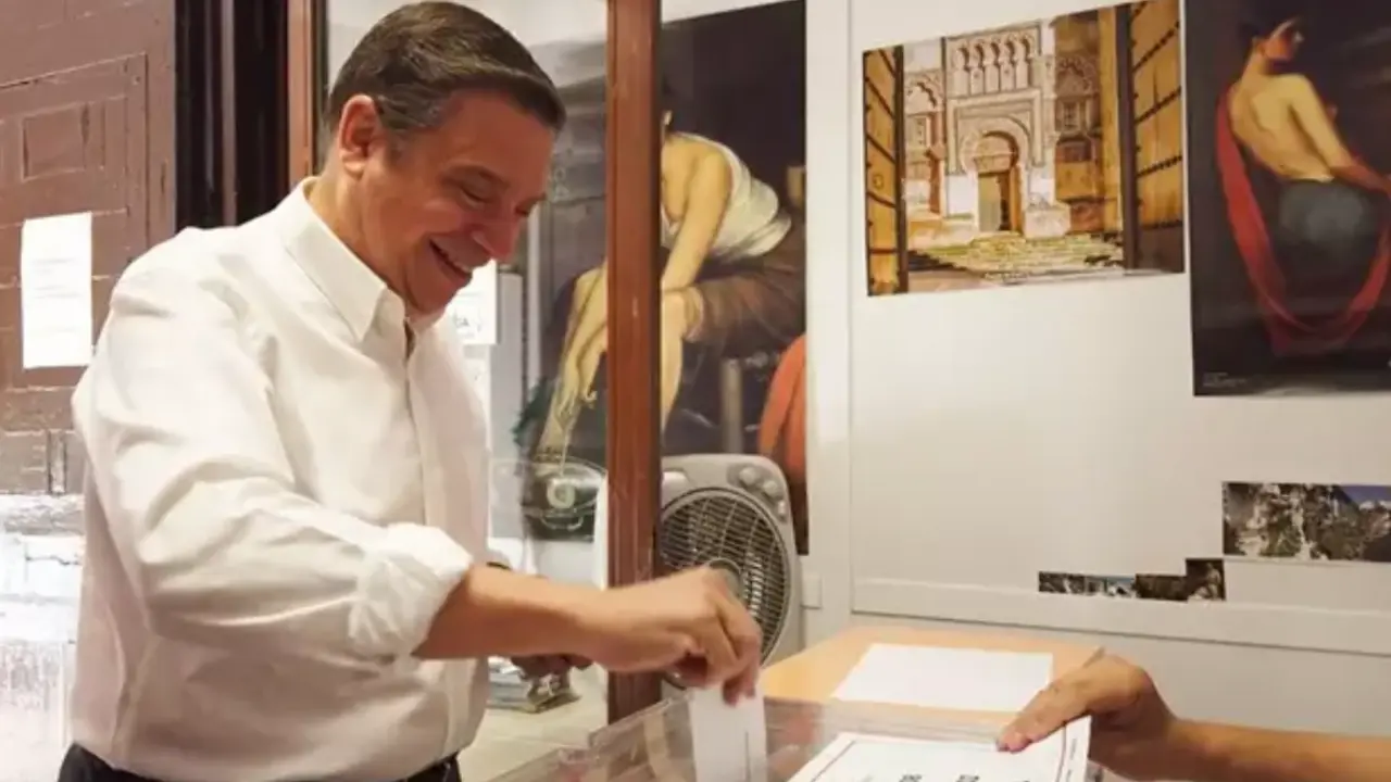  El ministro de Agricultura, Pesca y Alimentaci&oacute;n y cabeza de lista del PSOE al Congreso por C&oacute;rdoba, Luis Planas, ejerce su derecho al voto<br>- PSOE C&Oacute;RDOBA 